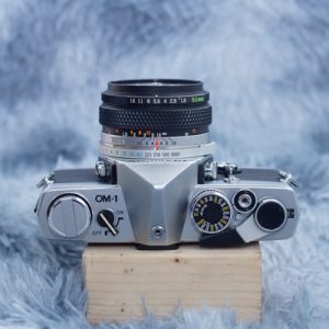 Olympus OM-1 kèm Zuiko 50mm f/1.8 – Huyền thoại máy film