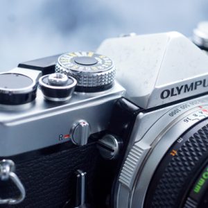 Olympus OM-1 kèm Zuiko 50mm f/1.8 – Huyền thoại máy film