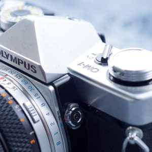 Olympus OM-1 kèm Zuiko 50mm f/1.8 – Huyền thoại máy film
